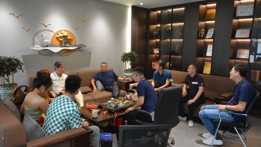 微水泥新品廣受矚目，吸引中國建筑衛生陶瓷協會宮秘書長前來參觀指導！